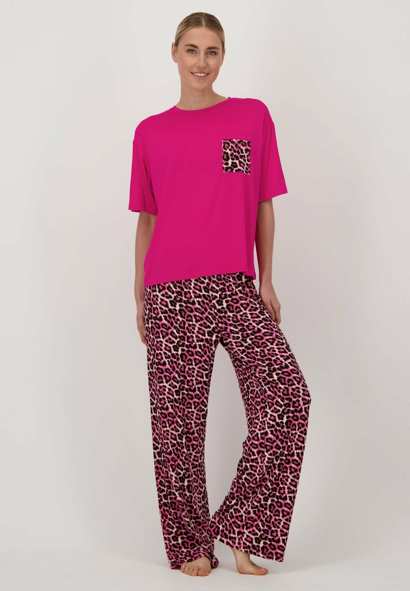 Roze pyjama set met een T-shirt met korte mouwen en een luipaardprint zak, en losse luipaardprint broek in bijpassende kleuren.