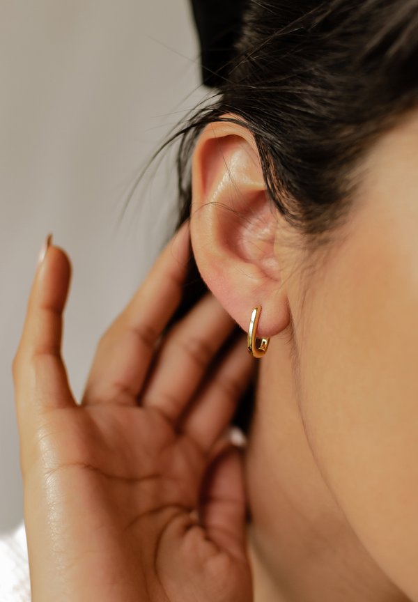 OVAL HUGGIE - Ohrringe - goldfarben