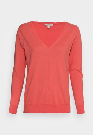 Koraalroze V-hals trui gemaakt van zacht gebreid materiaal, met lange mouwen, geribbelde manchetten en een slank, licht getailleerd ontwerp.
