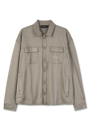 Γκρι ανοιχτό πουκάμισο-σακάκι φτιαγμένο από απαλό ύφασμα, με δύο τσέπες στο στήθος, κεντημένο λογότυπο και χαλαρή εφαρμογή.