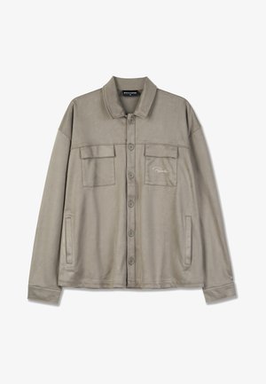 Ljusgrå knapp-up skjorta jacka i ett mjukt tyg, med två bröstfickor, broderad logotyp och en avslappnad passform.