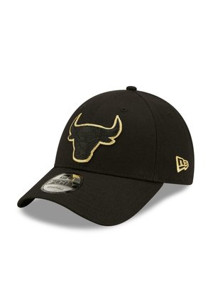 Schwarze Kappe mit gebogenem Schirm, mit einem goldenen gestickten Stier-Logo auf der Vorderseite und einem New Era-Logo an der Seite. Verstellbares Design.