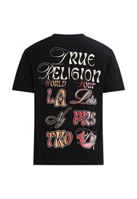 Camiseta de algodón negra con texto multicolor en la parte trasera, que muestra letras estilizadas: "VERDADERA RELIGIÓN GIRA MUNDIAL LA Ldn NY PRS TKO."