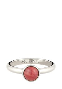 Silberring mit rundem, poliertem pinken Stein in Zargenfassung, innen mit der Gravur "JGJ 925 Ag" versehen, was auf Sterling Silber hinweist.