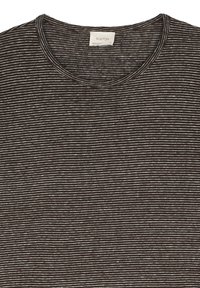 Camiseta de rayas en marrón oscuro y blanco, con cuello redondo, mangas cortas, hecha de una tela suave con una apariencia texturizada. Talla XL.