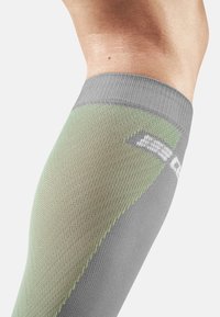 CEP COMPRESSION ULTRALIGHT - Kniestrümpfe - grey lime