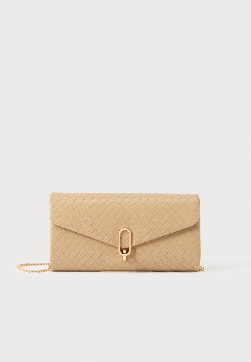 Geweven beige clutch met een gladde textuur, voorzien van een goudkleurige sluiting en een afneembare kettingriem. Rechthoekige vorm.