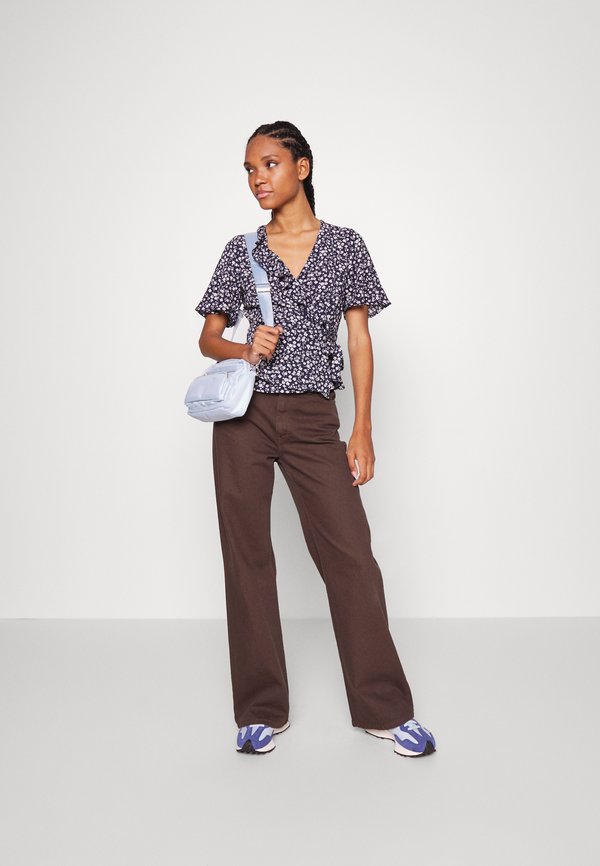 ONLCARLY WRAP SHORT - Blouse2