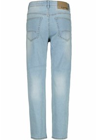 Jeans de mezclilla azul claro con corte recto, cinco bolsillos y una etiqueta de cuero marrón en la cintura. La tela tiene una textura suave y desgastada.