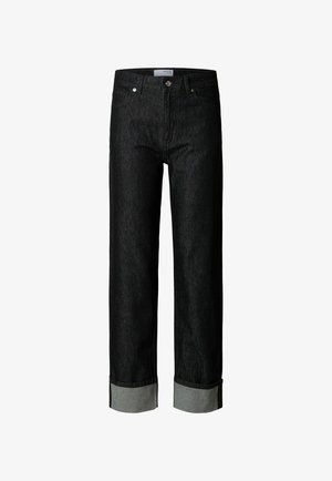 Jeans negros de pierna recta con los puños enrollados que muestran una tela interior más clara, cierre delantero de botón y estilo de cinco bolsillos.