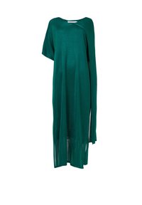 Largo vestido verde en una tela ligera con un corte relajado, que presenta un diseño drapeado, corte en el hombro y una superficie texturizada.