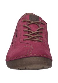 Scarpa in suede fucsia con lacci marroni, cuciture decorative, design forato sui lati e suola in gomma marrone texturizzata.