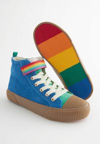 Tenisi înalte din catifea în nuanțele albastru și verde, cu o curea în culorile curcubeului, șireturi albe și o talpă cu un model zigzag multicolor.