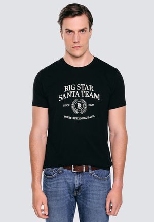 Czarna bawełniana koszulka z białym napisem i logo: "ZESPÓŁ ŚWIĄTECZNY BIG STAR" z ozdobnym wieńcem, okrągłym dekoltem i krótkimi rękawami.