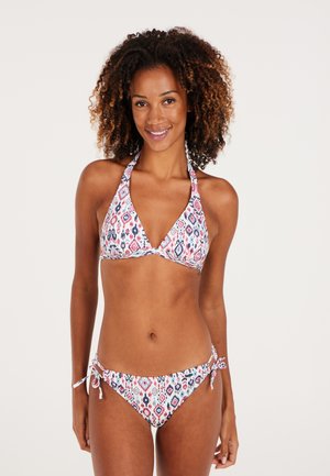 Driekhoek bikini in het wit met meerkleurige geometrische patronen. Halternek, gestrikte zijkanten en een gladde stoftextuur.