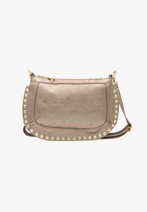 Sac à bandoulière en cuir marron clair avec des clous dorés le long du bas et des côtés, sangle réglable et fermeture éclair supérieure.