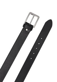 Černý kožený pásek s texturovaným povrchem, stříbrnou kovovou sponou a několika otvory pro nastavení velikosti. Plochý tvar s hladkými okraji.