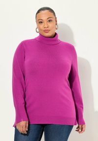 Maglione a collo alto fucsia in morbido tessuto, con maniche lunghe e spacchi laterali. Presenta un collo e dei polsini a coste con finitura liscia.