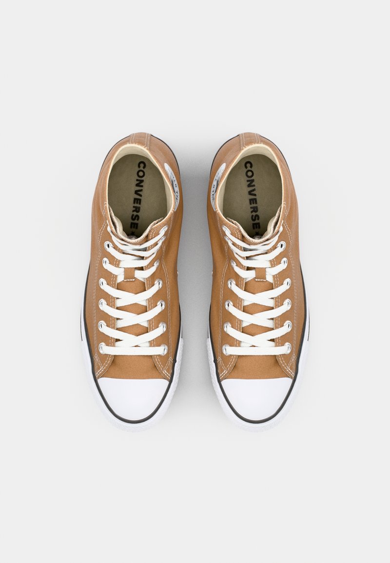 Zapatillas altas de lona marrón con cordones blancos, puntera de goma y acentos negros. El interior presenta un logo impreso en la plantilla.