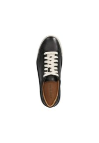 Schwarze Leder-Sneaker mit weißen Schnürsenkeln, runder Zehenpartie und beigem Innenfutter. Verfügt über gestickte Akzente und eine Gummisohle.