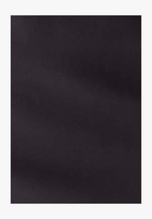 Černá tkanina s hladkou texturou a jemným šikmým vzorem, s jednotnou barvou a bez viditelných vzorů či akcentů.