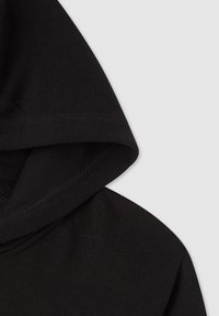 Felpa con cappuccio in cotone nero caratterizzata da una texture morbida, un cappuccio arrotondato e cuciture ordinate lungo i bordi per garantire durata.