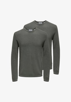 Due maglioni girocollo a tessitura lavorata di colore grigio scuro con maniche lunghe, mostrati sovrapposti su sfondo bianco.