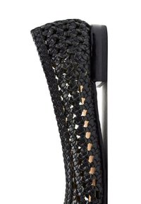 Scarpa con tacco alto nera intrecciata, caratterizzata da una tomaia a treccia testurizzata, tacco nero liscio e design aperto, che mette in mostra artigianato e dettagli.
