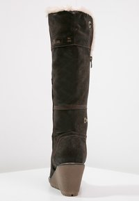 s.Oliver Kozačky s klínem - dark brown