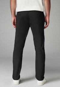 Next SLIM FIT LIGHTWEIGHT STRETCH - Chinos tipa bikses - black