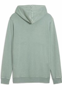 Sudadera con capucha en verde apagado, fabricada en tejido suave. Presenta mangas largas, puños de canalé y un corte relajado con sutiles detalles de costura.