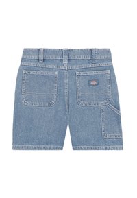 Bermudas de ganga azul claro com um corte reto, apresentando dois bolsos traseiros e um bolso lateral adicional. Design clássico na cintura.