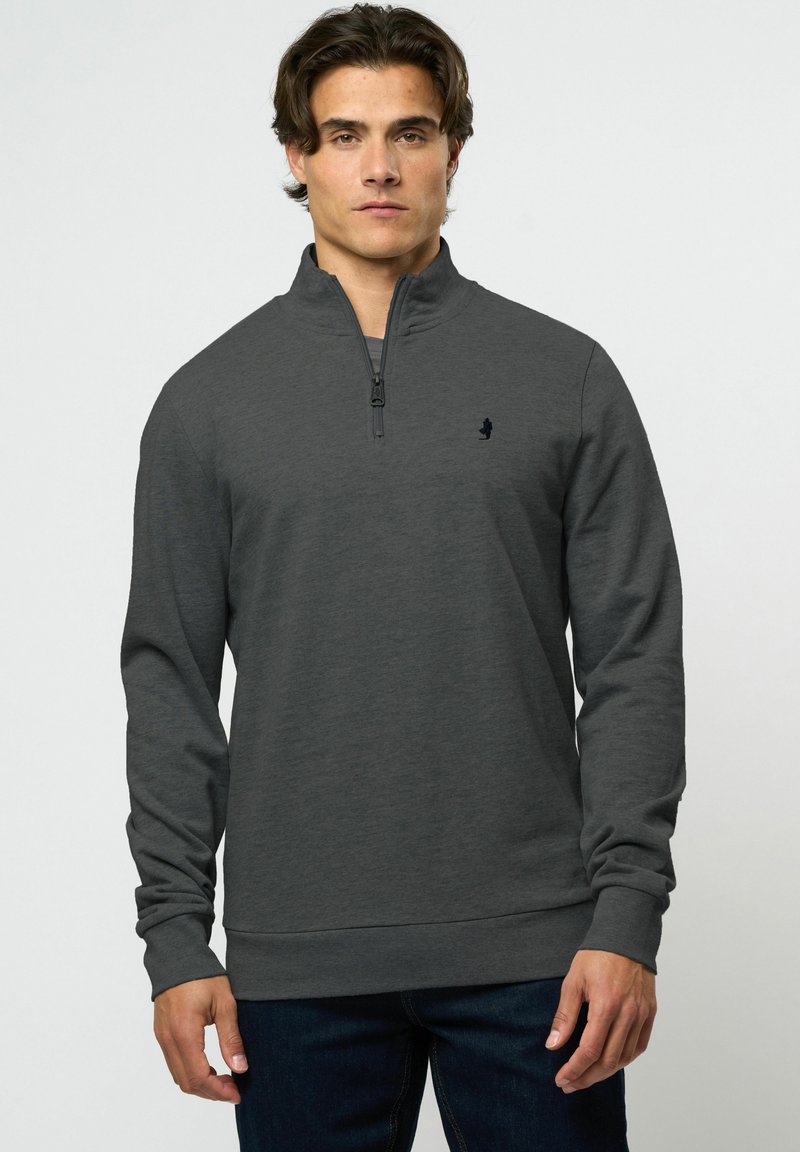 Pulover pe gri închis, cu fermoar la jumătate, fabricat dintr-un material moale. Prezintă un logo mic pe piept, mâneci lungi și manșoane și tiv din tricot.