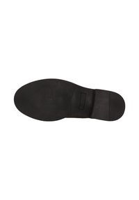 Sole in gomma nera con superficie testurizzata e tacco piatto, dotata di una forma arrotondata e un accento rettangolare vicino all'area del tallone.