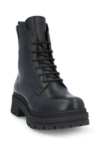 Botín negro de cuero hasta el tobillo con suela gruesa, que presenta un cierre de cordones en la parte frontal, puntera redondeada y acentos texturizados en la parte superior.