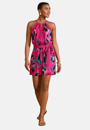 Rochie roz cu bretele, având un model vibrant cu imprimeu de leopard. Dispune de un decolteu plisat, talie cu curea și fustă vaporoasă. Purtați cu sanda cu bretele.