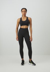 Puma 4KEEPS SHAPELUXE SEAMLESS - Sujetadores deportivos con sujeción media - black