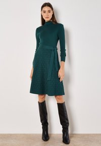 Apricot HIGH NECK - Stickad klänning - green
