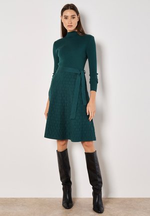 Apricot HIGH NECK - Stickad klänning - green