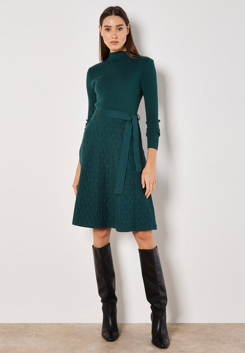Apricot HIGH NECK - Stickad klänning - green