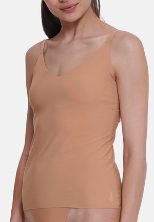 Beige V-Ausschnitt-Top mit dünnen Trägern, aus glattem, dehnbarem Stoff. Mit geradem Saum und subtiler Markenlogo nahe dem Boden.