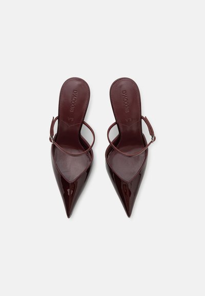 Pantofi cu toc slingback din piele laică burgundy, cu vârfuri ascuțite, bretele subțiri la gleznă și texturi netede. Logo-ul este embosat pe branțuri.