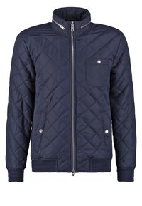 Granatowa pikowana kurtka z pełnym frontowym zamkiem błyskawicznym, wysokim kołnierzem, jedną kieszenią na piersi zapinana na zatrzask oraz dwoma bocznymi kieszeniami zapinanymi na zatrzaski.