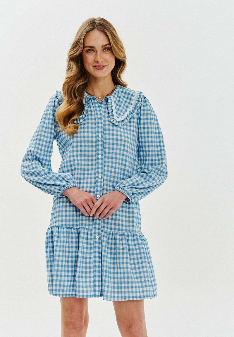 Svetlomodré a biele kárované šaty s volánovým golierom, dlhými rukávmi, zapínaním na gombíky a vrstveným dizajnom sukne.