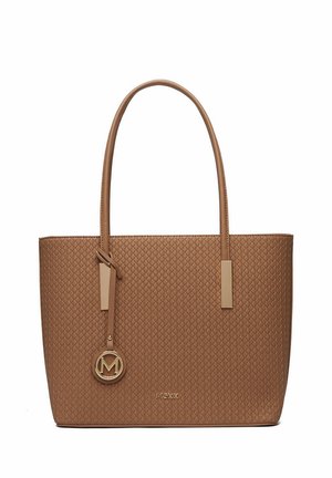 Braune gewebte Ledertasche mit langen Henkelgriffen und einem runden Gold-Logo-Anhänger, der an einem Henkel hängt.