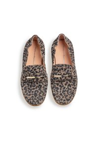 Mocassins à imprimé léopard avec un dessus en tissu doux, un bout arrondi et un accent métallique décoratif à l'avant. Semelle intérieure beige clair, semelle extérieure flexible.