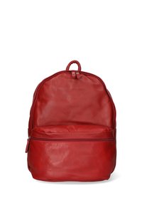 Sac à dos en cuir rouge avec une forme arrondie, doté d'un compartiment zippé à l'avant et d'une poignée supérieure pour le transport. Texture lisse, design minimaliste.