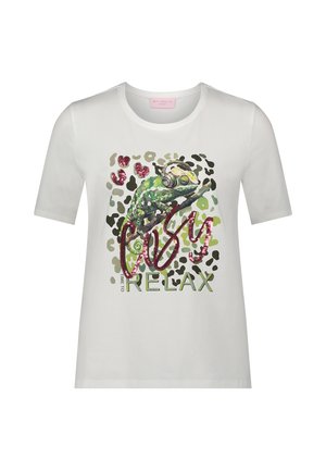 Wit T-shirt met korte mouwen met een kameleongrafiek in groene en roze accenten, gecombineerd met de tekst "EASY RELAX." Zachte stof, casual pasvorm.
