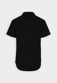 Chemise noire à manches courtes en tissu léger, dotée d'un col classique, d'une texture lisse et d'un ourlet arrondi. Vue arrière présentée.