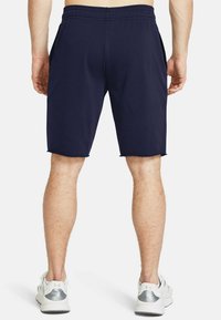 Marina idrottsshorts med elastisk midja, två sidofickor och en något fransig fåll. Mjuk tygstruktur.